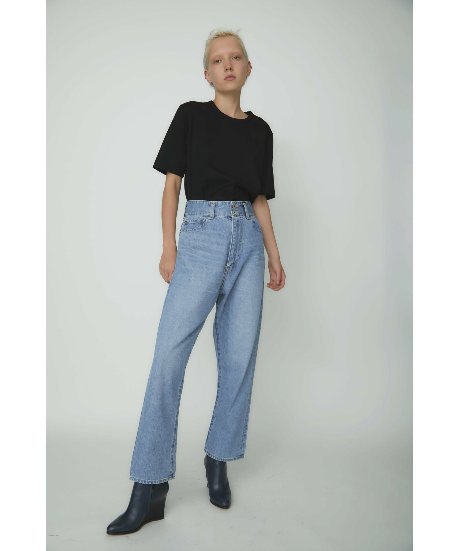 HI-WAIST TAPERED DENIM